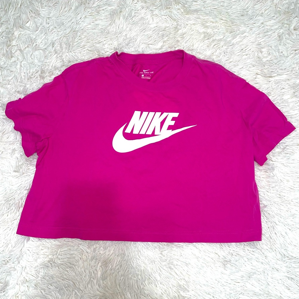 Women’s Nike Cropped T-shirt, Size L